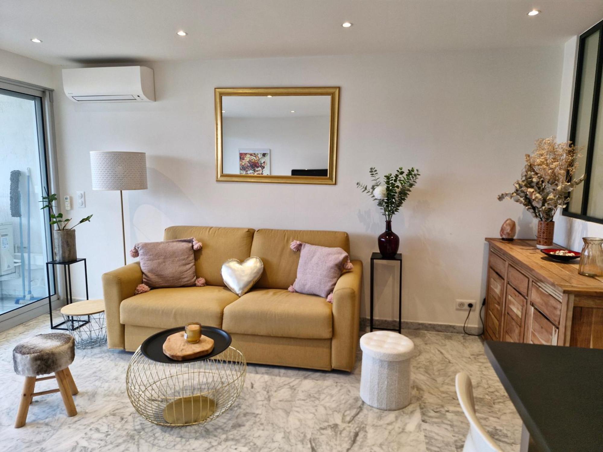 Sunny And Cosy Sea View Apartment Antibes