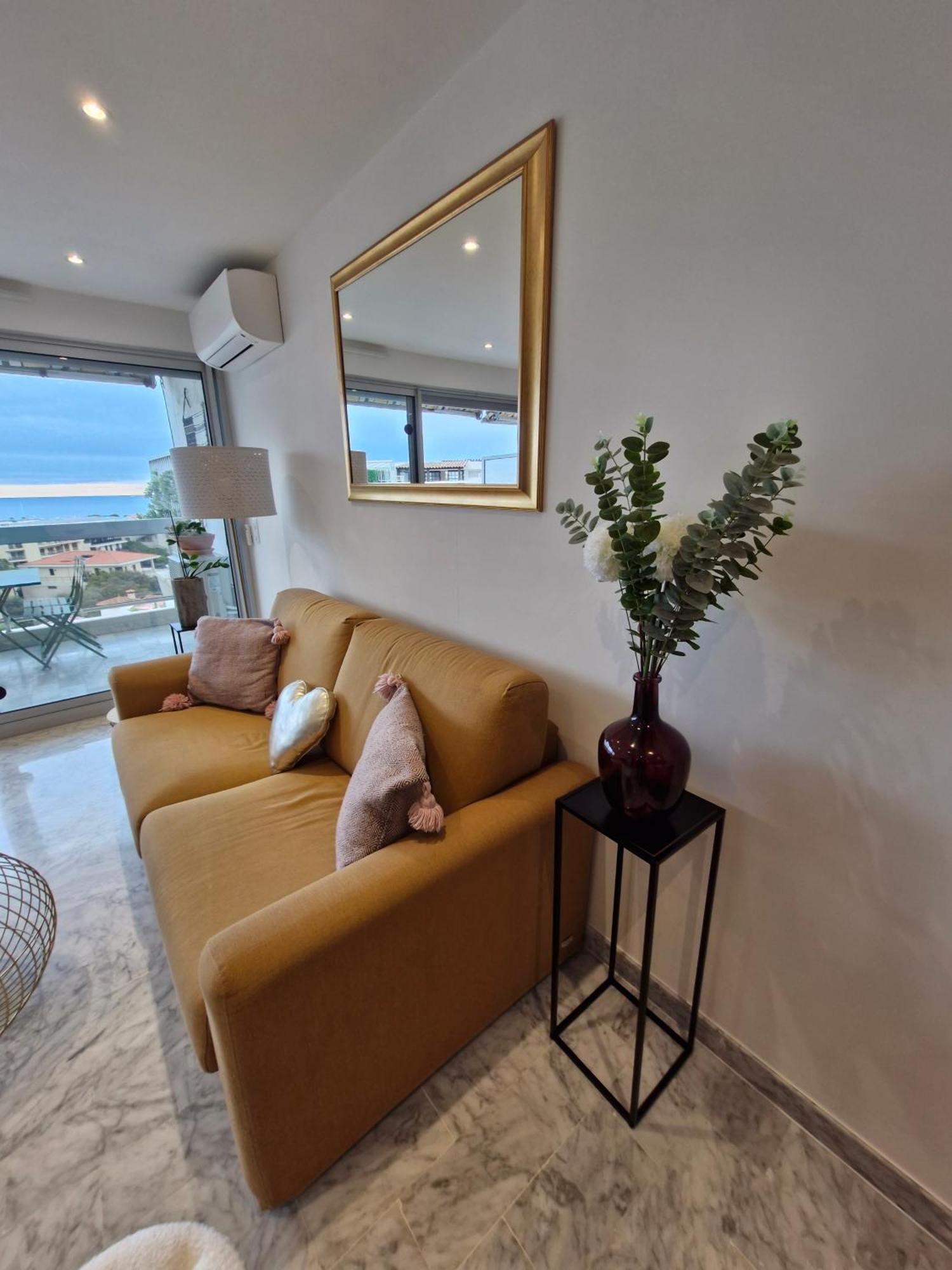 Sunny And Cosy Sea View Antibes